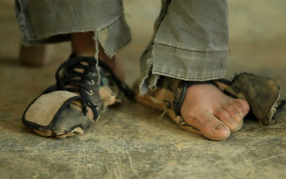 ボロボロの靴を履く少年の願いは